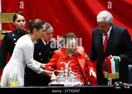 Le président sortant Andres Manuel Lopez Obrador et la présidente de la Chambre des députés Ifigenia MartÃ-nez lors de l'acte symbolique de remise de la ceinture présidentielle à Claudia Sheinbaum Pardo en tant que nouvelle femme présidente du Mexique lors de la cérémonie d'inauguration au Congrès de l'Union. Le 1er octobre 2024 à Mexico, Mexique. (Crédit image : © Carlos Santiago/eyepix via ZUMA Press Wire) USAGE ÉDITORIAL SEULEMENT! Non destiné à UN USAGE commercial ! Banque D'Images