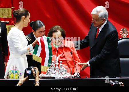 Le président sortant Andres Manuel Lopez Obrador et la présidente de la Chambre des députés Ifigenia MartÃ-nez lors de l'acte symbolique de remise de la ceinture présidentielle à Claudia Sheinbaum Pardo en tant que nouvelle femme présidente du Mexique lors de la cérémonie d'inauguration au Congrès de l'Union. Le 1er octobre 2024 à Mexico, Mexique. (Crédit image : © Carlos Santiago/eyepix via ZUMA Press Wire) USAGE ÉDITORIAL SEULEMENT! Non destiné à UN USAGE commercial ! Banque D'Images