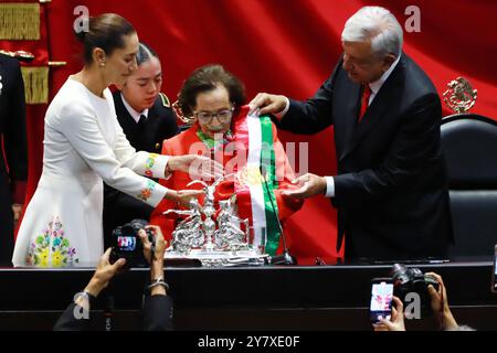 Le président sortant Andres Manuel Lopez Obrador et la présidente de la Chambre des députés Ifigenia MartÃ-nez lors de l'acte symbolique de remise de la ceinture présidentielle à Claudia Sheinbaum Pardo en tant que nouvelle femme présidente du Mexique lors de la cérémonie d'inauguration au Congrès de l'Union. Le 1er octobre 2024 à Mexico, Mexique. (Crédit image : © Carlos Santiago/eyepix via ZUMA Press Wire) USAGE ÉDITORIAL SEULEMENT! Non destiné à UN USAGE commercial ! Banque D'Images