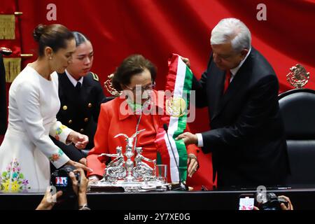 Le président sortant Andres Manuel Lopez Obrador et la présidente de la Chambre des députés Ifigenia MartÃ-nez lors de l'acte symbolique de remise de la ceinture présidentielle à Claudia Sheinbaum Pardo en tant que nouvelle femme présidente du Mexique lors de la cérémonie d'inauguration au Congrès de l'Union. Le 1er octobre 2024 à Mexico, Mexique. (Crédit image : © Carlos Santiago/eyepix via ZUMA Press Wire) USAGE ÉDITORIAL SEULEMENT! Non destiné à UN USAGE commercial ! Banque D'Images
