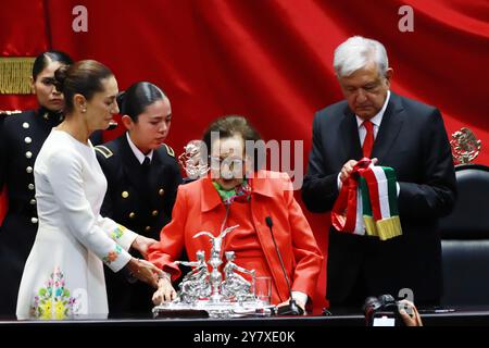 Le président sortant Andres Manuel Lopez Obrador et la présidente de la Chambre des députés Ifigenia MartÃ-nez lors de l'acte symbolique de remise de la ceinture présidentielle à Claudia Sheinbaum Pardo en tant que nouvelle femme présidente du Mexique lors de la cérémonie d'inauguration au Congrès de l'Union. Le 1er octobre 2024 à Mexico, Mexique. (Crédit image : © Carlos Santiago/eyepix via ZUMA Press Wire) USAGE ÉDITORIAL SEULEMENT! Non destiné à UN USAGE commercial ! Banque D'Images