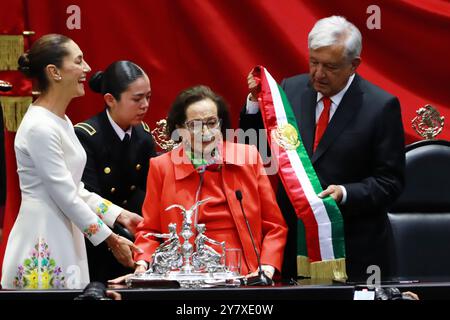 Le président sortant Andres Manuel Lopez Obrador et la présidente de la Chambre des députés Ifigenia MartÃ-nez lors de l'acte symbolique de remise de la ceinture présidentielle à Claudia Sheinbaum Pardo en tant que nouvelle femme présidente du Mexique lors de la cérémonie d'inauguration au Congrès de l'Union. Le 1er octobre 2024 à Mexico, Mexique. (Crédit image : © Carlos Santiago/eyepix via ZUMA Press Wire) USAGE ÉDITORIAL SEULEMENT! Non destiné à UN USAGE commercial ! Banque D'Images