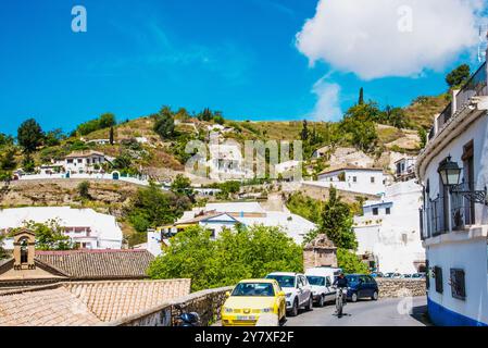 Grenade Sacromonte, montagne sacrée, ici avec des habitations de grotte modernes, province de Grenade Espagne Banque D'Images