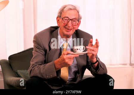 Professeur Eric Hobsbawm à la maison, il était un historien britannique de la montée du capitalisme industriel, du socialisme et du nationalisme. Marxiste de longue date, ses convictions socio-politiques ont influencé le caractère de son travail. Hampstead, Londres, Angleterre 1989 1980s UK HOMER SYKES Banque D'Images