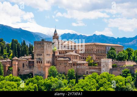 Alhambra Grenade, partie des palais Nasrides, site du patrimoine mondial, en face de la Sierra Nevada enneigée, vue depuis San Nicolas, province de Grenade, Banque D'Images