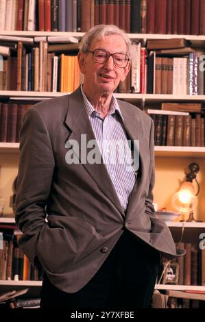 Professeur Eric Hobsbawm à la maison, il était un historien britannique de la montée du capitalisme industriel, du socialisme et du nationalisme. Marxiste de longue date, ses convictions socio-politiques ont influencé le caractère de son travail. Hampstead, Londres, Angleterre 1989 1980s UK HOMER SYKES Banque D'Images