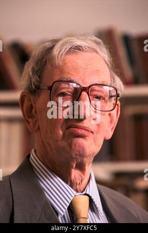 Professeur Eric Hobsbawm à la maison, il était un historien britannique de la montée du capitalisme industriel, du socialisme et du nationalisme. Marxiste de longue date, ses convictions socio-politiques ont influencé le caractère de son travail. Hampstead, Londres, Angleterre 1989 1980s UK HOMER SYKES Banque D'Images