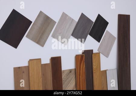 Beaucoup d'échantillons différents de plancher en bois sur fond clair Banque D'Images