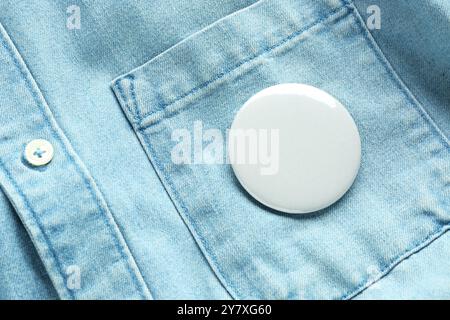 Badge bouton blanc épinglé sur la chemise en Jean, vue de dessus. Maquette pour le design Banque D'Images