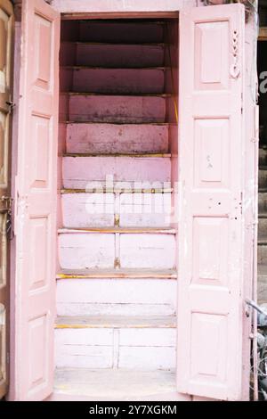 Pune, Inde, escalier, rose, escaliers menant à une maison, architecture de vinitage Banque D'Images