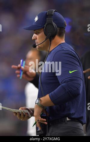 DETROIT, mi - SEPTEMBRE 30 : Mike Macdonald, entraîneur-chef des Seattle Seahawks, sur la touche lors du match entre les Seattle Seahawks et les Detroit Lions le 30 septembre 2024 au Ford Field à Detroit, mi (photo par Allan Dranberg/CSM) Banque D'Images