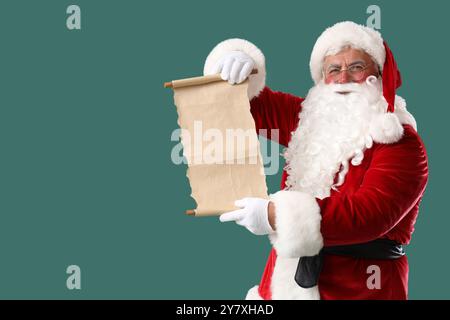 Père Noël avec lettre blanche sur fond vert Banque D'Images