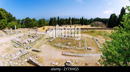 Asklipieion (Asklipion) sur l'île de Kos en Grèce : terrasse du milieu, colonnes ioniques, temple d'Asklipios (temple d'Asklipios) (à gauche) et temple d'Apollon Banque D'Images