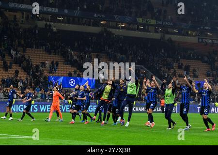 Milan, Italie. 1er octobre 2024. Les joueurs du FC Internazionale célèbrent la victoire à la fin du match de football de la phase 2024/25 de l'UEFA Champions League entre le FC Internazionale et le FK Crvena Zvezda. Crédit : Nicolò Campo/Alamy Live News Banque D'Images