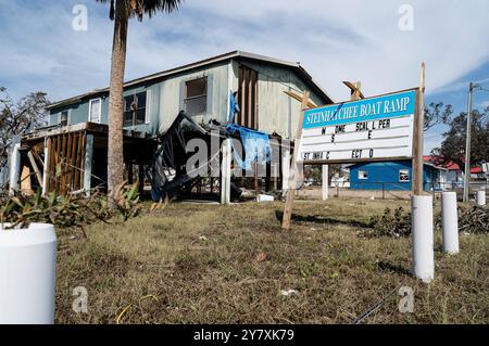 Steinhatchee, États-Unis. 28 septembre 2024. Les restes de la marina de la ville entourés de débris et de gravats à la suite de l'ouragan Helene, le 28 septembre 2024 à Steinhatchee, en Floride. La région de Big Bend a été le plus durement touchée par la tempête massive de catégorie 4, détruisant environ 90 % des maisons et des propriétés. Crédit : Brigida Sanchez/US Army corps of Engineers/Alamy Live News Banque D'Images