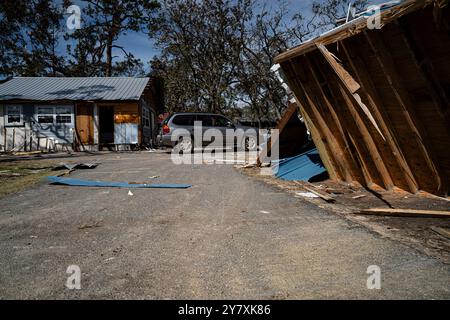 Steinhatchee, États-Unis. 28 septembre 2024. Les restes de maisons entourées de débris et de gravats au lendemain de l'ouragan Helene, le 28 septembre 2024 à Steinhatchee, en Floride. La région de Big Bend a été le plus durement touchée par la tempête massive de catégorie 4, détruisant environ 90 % des maisons et des propriétés. Crédit : Brigida Sanchez/US Army corps of Engineers/Alamy Live News Banque D'Images