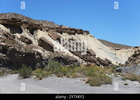 Rochers et falaises s'élèvent dans un paysage désertique aride sous un ciel bleu clair, la Tortuga, désert de Tabernas, Desierto de Tabernas, lieu de nombreux films Banque D'Images