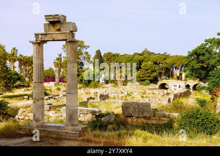 Anciennes colonnes et vestiges de bâtiments sur les ruines de l'ancienne Agora dans la ville de Kos sur l'île de Kos en Grèce Banque D'Images