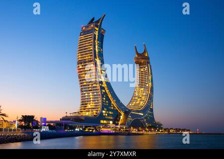 Les tours Katara (2022) avec une tour contenant l'hôtel 5 étoiles Raffles Doha et l'autre l'hôtel 6 étoiles Fairmont Doha à Lusail, Qatar Banque D'Images