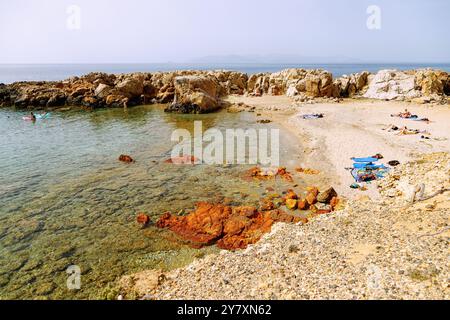 Plage de galets de Limnionas sur la péninsule de Kefalos sur l'île de Kos en Grèce Banque D'Images