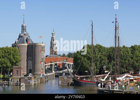 Vue sur la ville d'Enkhuizen avec l'entrée du port et la vieille ville historique avec la tour de défense de Drommedaris, l'ancienne tour de défense, et la tour de Zuiderkerk ch Banque D'Images