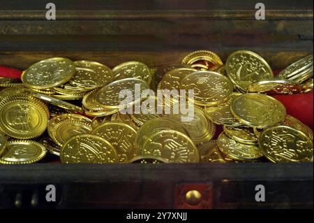 Vitrine avec décoration, coffre au trésor avec pièces d'or, Allemagne, Europe Banque D'Images