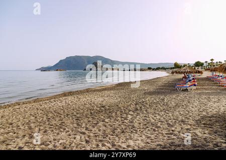 Plage d'Agios Stefanos surplombant l'île de Kastri avec la chapelle d'Agios Nikolaos et la baie de Kefalos sur l'île de Kos en Grèce Banque D'Images