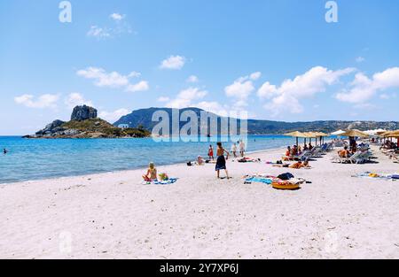 Plage d'Agios Stefanos surplombant l'île de Kastri avec la chapelle d'Agios Nikolaos et la baie de Kefalos sur l'île de Kos en Grèce Banque D'Images