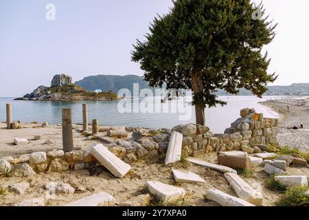 Basilique chrétienne primitive d'Agios Stefanos avec vue sur l'île de Kastri avec la chapelle d'Agios Nikolaos, la baie de Kefalos et Agios Stefano Banque D'Images