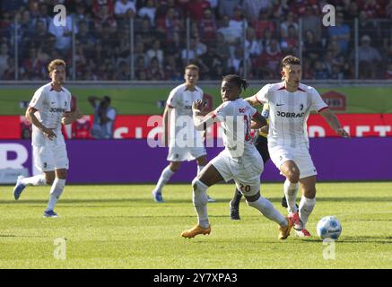 Match de football, Junior ADAMU SC Freiburg et Maximilian EGGESTEIN SC Freiburg sur le ballon se sont lancés dans une course d'assaut, stade de football Voith-Arena, Hei Banque D'Images