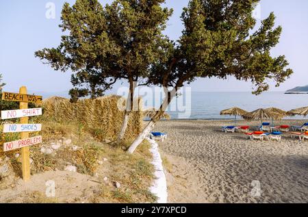 Plage d'Agios Stefanos avec des panneaux d'information colorés dans la baie de Kefalos sur l'île de Kos en Grèce Banque D'Images