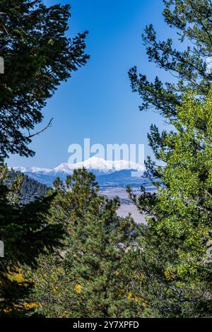 Wilkerson Pass dans le Colorado avec vue sur la chaîne de montagnes ColleGiant Banque D'Images