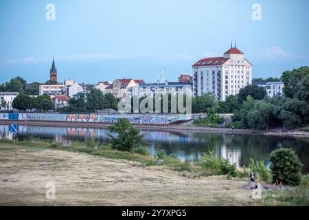 Vue du parc de la ville sur l'Elbe à Buckau, Magdebourg, Saxe-Anhalt, Allemagne centrale, Allemagne, Europe Banque D'Images