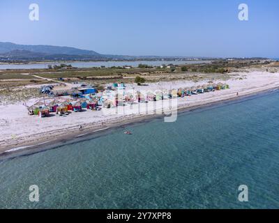 Happy Flamingo Beach près de Tigaki (Tingaki) sur l'île de Kos en Grèce surplombant le lac salé Alikes Banque D'Images