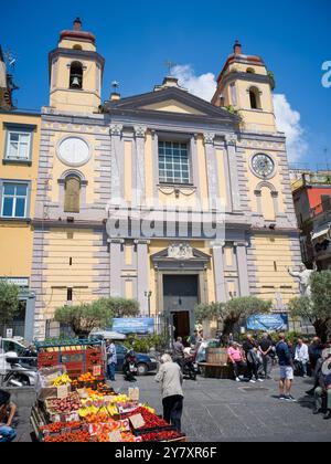 Stand de fruits et légumes devant la Chiesa di Santa Maria di Montesanto, Naples, Campanie, Italie du Sud, Italie, Europe Banque D'Images