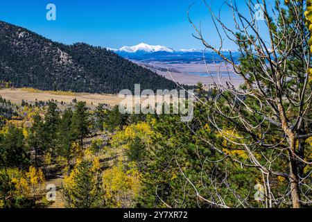 Wilkerson Pass dans le Colorado avec vue sur la chaîne de montagnes ColleGiant Banque D'Images