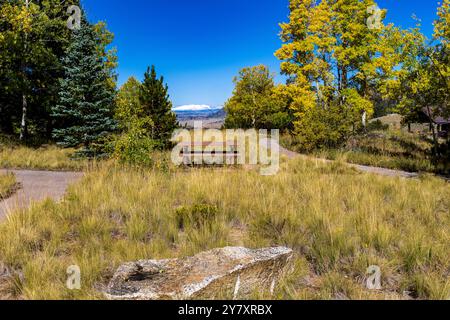 Wilkerson Pass dans le Colorado avec vue sur la chaîne de montagnes ColleGiant Banque D'Images