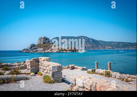 Vue d'une petite chapelle sur l'île de Kastri de Kefalos, Kefalos, Kos, Grèce Banque D'Images