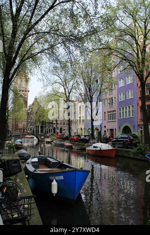 Canal avec façades colorées de maison, Amsterdam, pays-Bas Banque D'Images