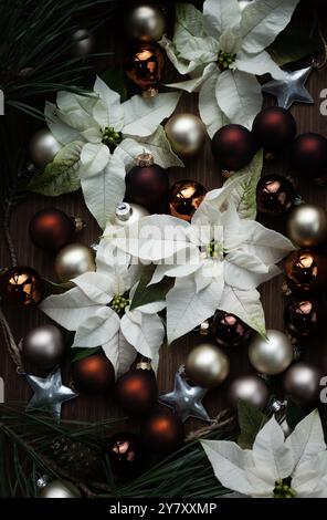 Poinsettias blancs avec boules de Noël et décorations de Noël Banque D'Images