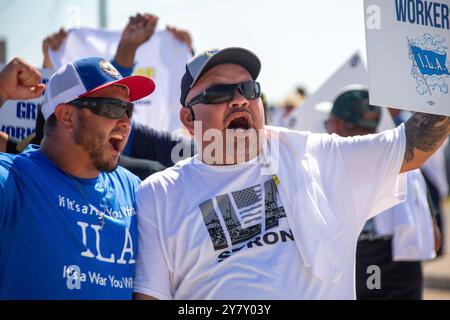 Houston, États-Unis. 1er octobre 2024. Les travailleurs portuaires participent à une grève au port de Houston au Texas, aux États-Unis, le 1er octobre 2024. Environ 45 000 travailleurs portuaires à travers les côtes est des États-Unis et du Golfe ont fait grève mardi alors que la date limite de minuit pour un nouvel accord de travail sur les salaires et l'automatisation était passée. Crédit : Chengyue Lao/Xinhua/Alamy Live News Banque D'Images