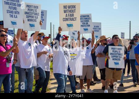 Houston, États-Unis. 1er octobre 2024. Les travailleurs portuaires participent à une grève au port de Houston au Texas, aux États-Unis, le 1er octobre 2024. Environ 45 000 travailleurs portuaires à travers les côtes est des États-Unis et du Golfe ont fait grève mardi alors que la date limite de minuit pour un nouvel accord de travail sur les salaires et l'automatisation était passée. Crédit : Chengyue Lao/Xinhua/Alamy Live News Banque D'Images