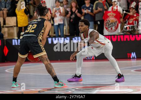 Monaco, Monaco. 29 septembre 2024. Joueur de Monaco #32 Matthew Strazel et joueur de Strasbourg #5 Dominic Artis vus en action lors du match Betclic Elite entre L'AS Monaco et SIG Strasbourg à la salle Gaston médecin. Score final AS Monaco 77 - 65 SIG Strasbourg. Crédit : SOPA images Limited/Alamy Live News Banque D'Images
