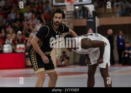 Monaco, Monaco. 29 septembre 2024. Le joueur de Monaco #10 Furkan Korkmaz et le joueur de Strasbourg #24 Malik Fitts vus en action lors du match Betclic Elite entre L'AS Monaco et le SIG Strasbourg à la salle Gaston médecin. Score final AS Monaco 77 - 65 SIG Strasbourg. Crédit : SOPA images Limited/Alamy Live News Banque D'Images
