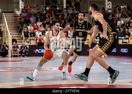 Monaco, Monaco. 29 septembre 2024. Joueur monégasque #10 Furkan Korkmaz et #9 Georgios Papagiannis et joueur de Strasbourg #21 EdonMaxhuni vus en action lors du match Betclic Elite entre L'AS Monaco et SIG Strasbourg à la salle Gaston médecin. Score final AS Monaco 77 - 65 SIG Strasbourg. Crédit : SOPA images Limited/Alamy Live News Banque D'Images