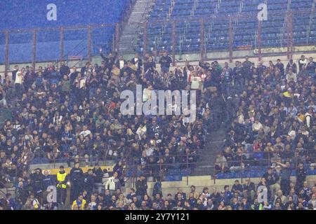 Milan, Italie -1 octobre 2024 - Ligue des champions - Inter-Crvena Zvezda - supporters serbes crédit : Kines Milano/Alamy Live News Banque D'Images