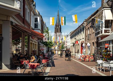 Zone piétonne Hauptstrasse et église de pèlerinage Marienbasilika à Kevelaer, Bas-Rhin, Rhénanie du Nord-Westphalie, Allemagne, Europe Banque D'Images