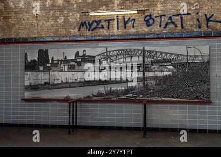 Berlin Allemagne 2024 : le poste frontière de Bornholmer Strasse à Bösebrücke a été le premier à être ouvert après la chute du mur le 9 novembre 1989. Banque D'Images