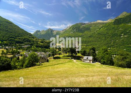 Les ruines du Château Sainte-Marie à Esterre et le paysage montagneux près de Luz-Saint-Sauveur, Pyrénées, France, Europe Banque D'Images