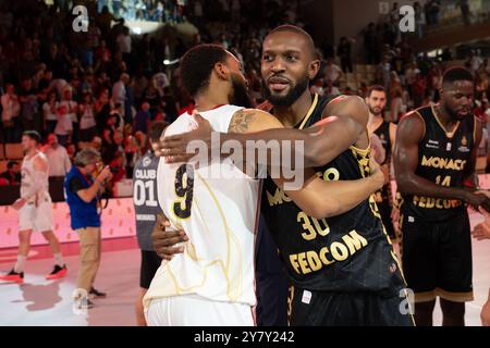 Monaco, Monaco. 29 septembre 2024. Le joueur de Monaco #30 Illan Pietrus et le joueur de Strasbourg #9 Jeff Roberson se félicitent mutuellement lors du match Betclic Elite entre L'AS Monaco et SIG Strasbourg à la salle Gaston médecin. Score final AS Monaco 77 - 65 SIG Strasbourg. (Photo de Laurent Coust/SOPA images/SIPA USA) crédit : SIPA USA/Alamy Live News Banque D'Images